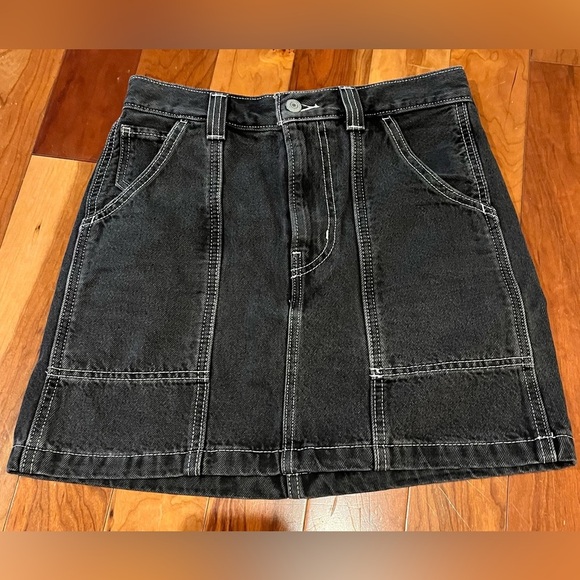 Levi’s Black Denim Skirt Ladies Sz 26 EUC Super Cool Deep Front Pockets Summer - Picture 1 of 8